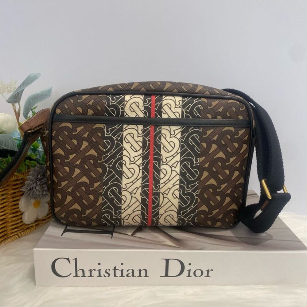 Burberry Women Pre-Loved Bag Very Good Condition